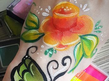 Malowanie na ręce – motyle i kwiaty