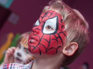 Malowanie twarzy - Spiderman - urodzinki w Sali Zabaw