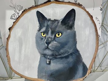 Portret kota na plastrze drewna